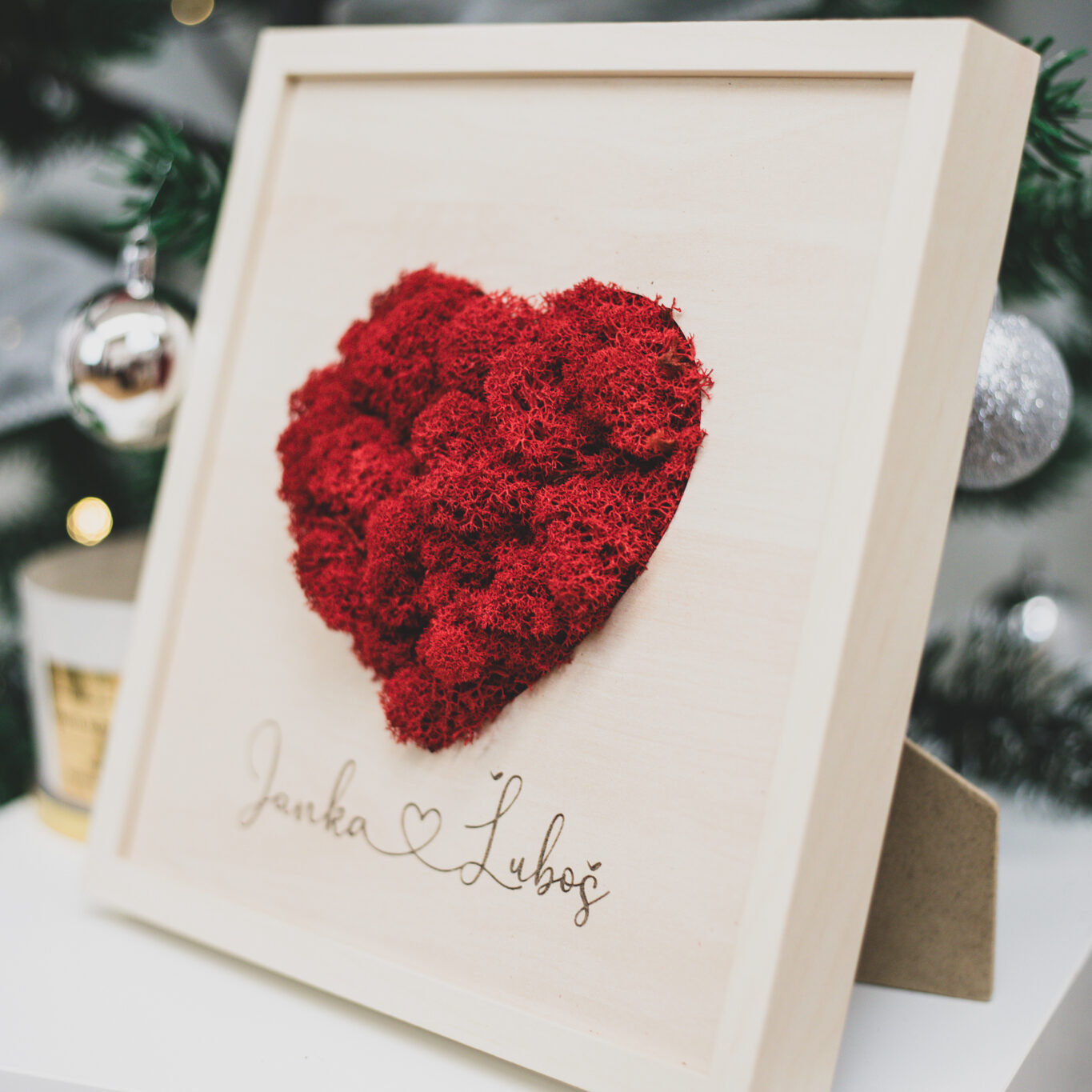 Mechová dekorace - srdce v rámu se jmény 25cm x 25cm - Obrázek 2