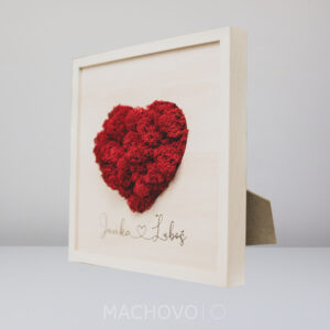 Mechová dekorace srdce v rámu se jmény 25 × 25 cm