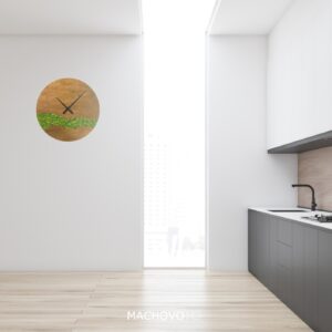 Machové hodiny v kuchyni