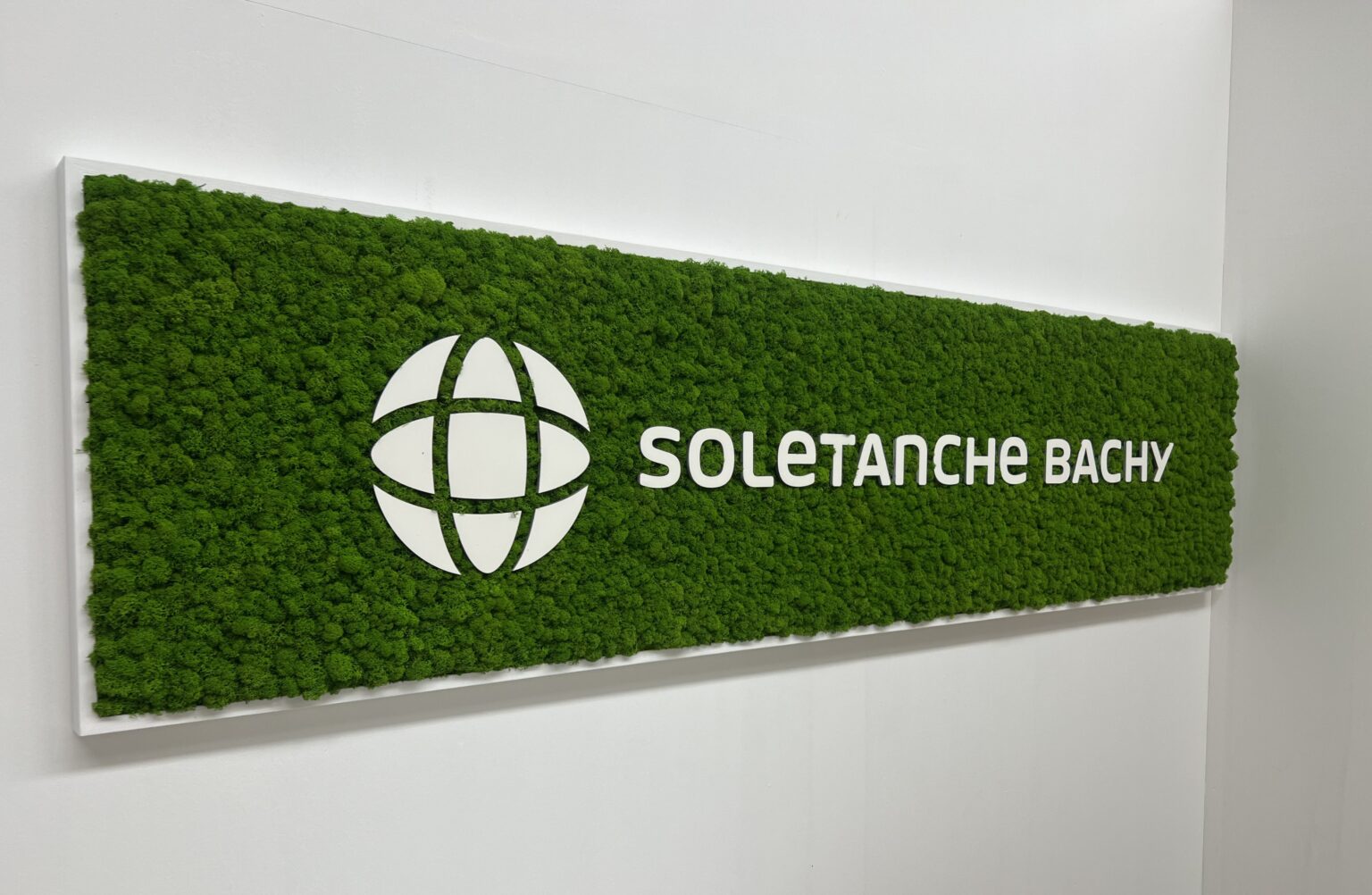 Realizace machové stěny ze světlého lišejníku s bílým logem