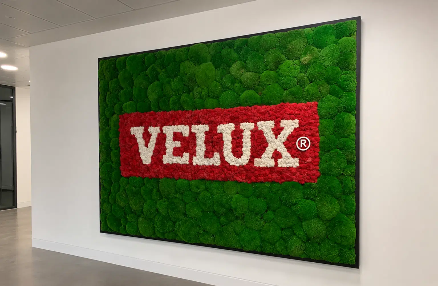 Mechová stěna s červeným logem VELUX